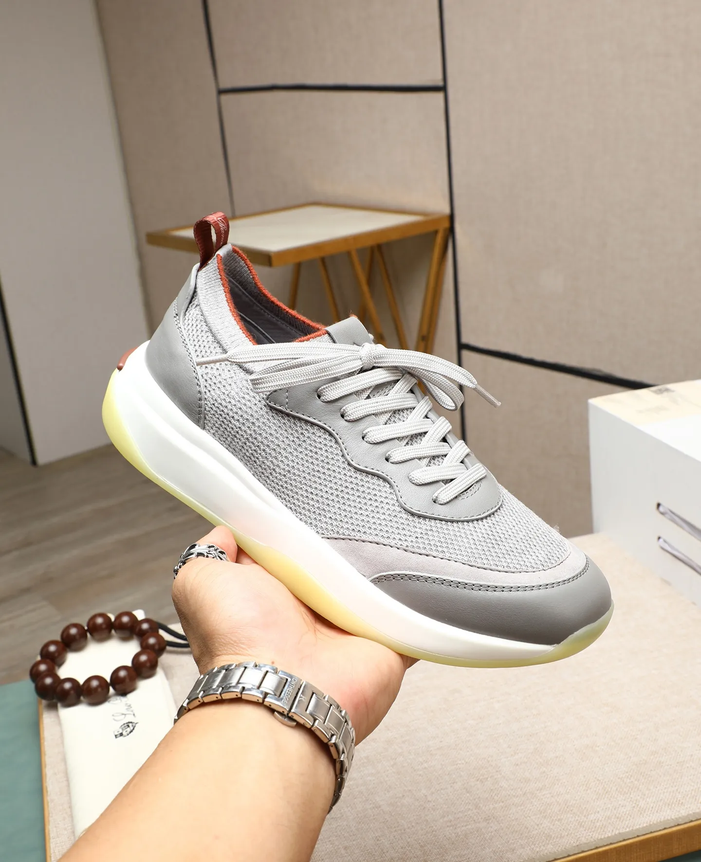 Men's shoes 💰620 🔥𝐥𝐨𝐫𝐨 𝐏𝐢𝐚𝐧𝐚 lp classic loafers, an Italian treasure brand, the only brand that can match Hermès! Only after wearing it do we realize that we can’t live up to our feet. The upper is made of imported first-layer cowhide with breathable fly-knit fabric, water-dyed cowhide foot pads, and the official original glass rubber outsole and pendant. Exclusive original packaging (tag ➕ brand paper ➕ outer box ➕ hand bag) code number: 38-44. Can be customized 45-46